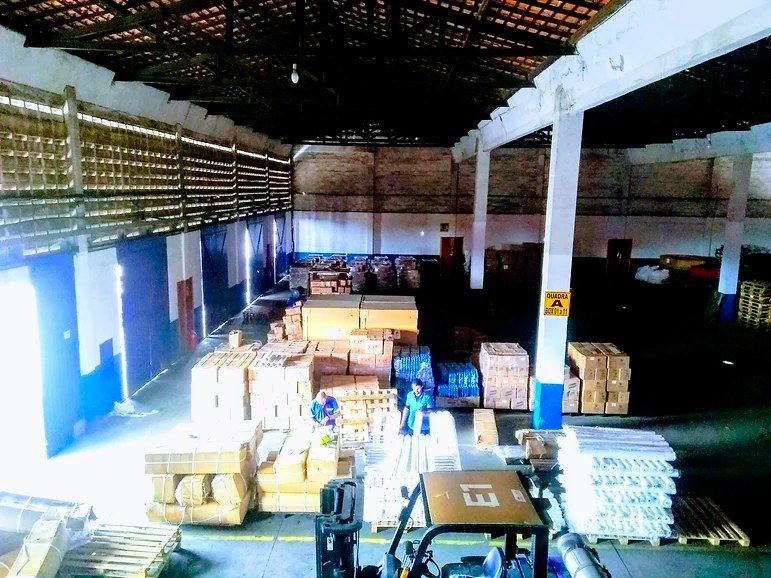 Galpão do armazém geral com cargas e equipe em operação