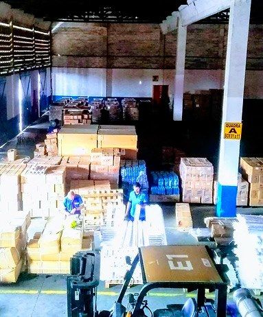 Interior do armazém geral com cargas organizadas