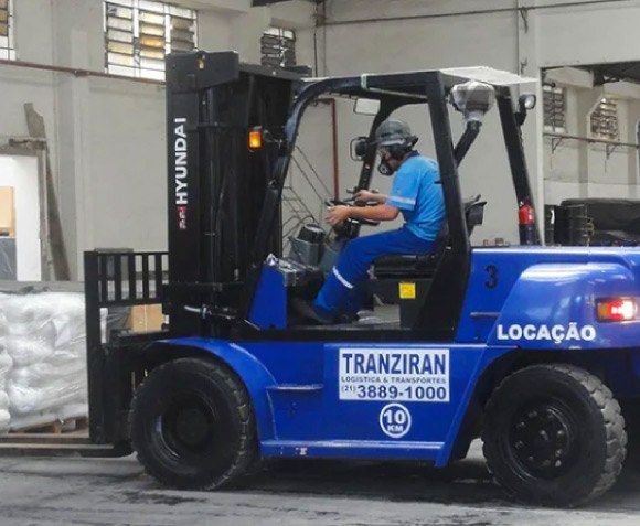 Empilhadeira Tranziran operando dentro de armazém