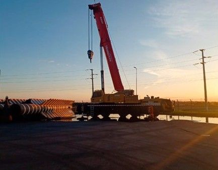 Guindaste em operação ao pôr do sol