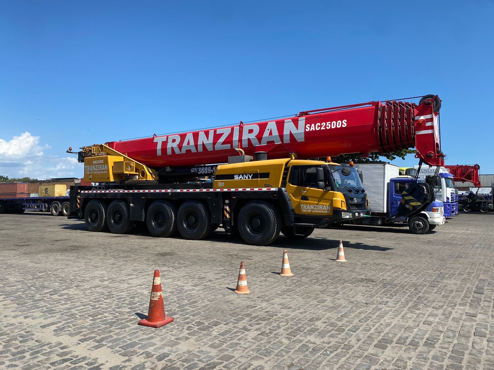 Guindaste da frota Tranziran posicionado no pátio, sinalizado com cones
