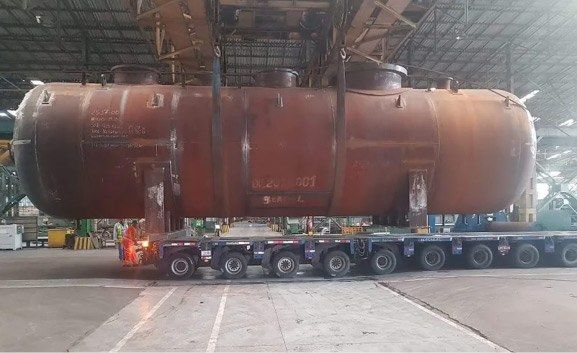 Tanque industrial de grande porte sobre linhas de eixo modulares