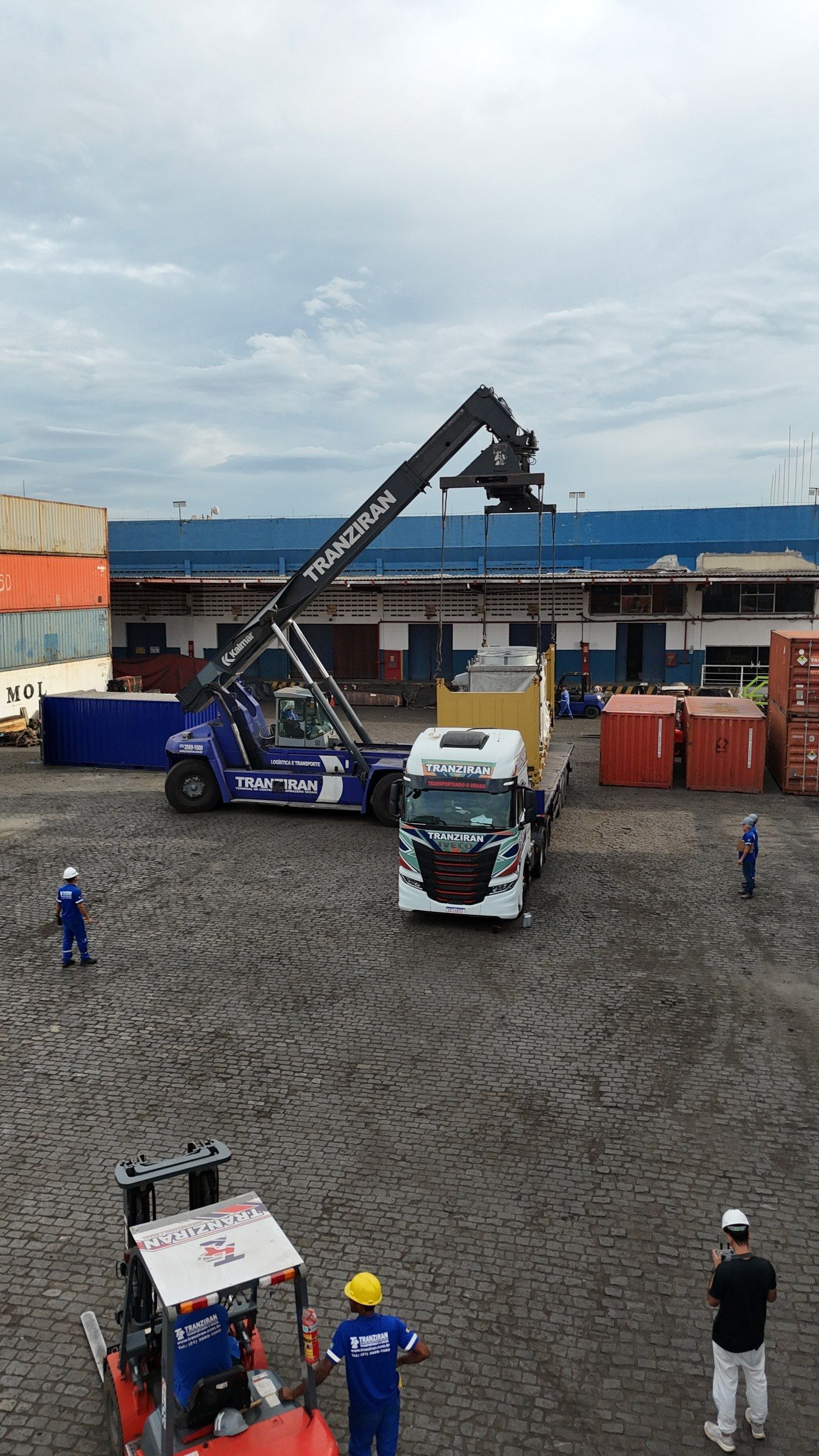 Equipamento Tranziran posicionando contêiner sobre carreta no pátio do terminal