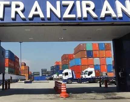 Pórtico de entrada do terminal Tranziran com contêineres ao fundo