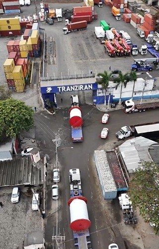 Comboio com carretéis de grande porte a caminho do Porto do Açu