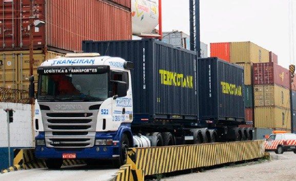 Carreta da Tranziran carregada com contêineres no terminal