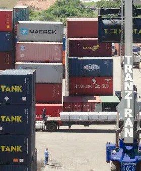 Empilhadeira de grande porte movimentando contêineres no terminal Redex