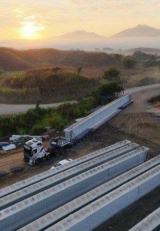 Viga de concreto de grande porte transportada para a duplicação da Serra das Araras